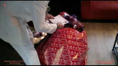 أمي ، لقد حصلت على هدية عيد الميلاد من الأم الشقراء المشعرة مع مؤخرة كبيرة مجنونة بالديك